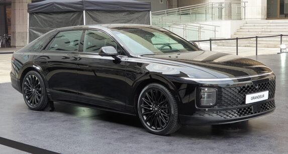 hyundai_grandeur_calligraphy_black_ink_gn7_abyss_black_pearl_6_cropped-e1753146378179.jpg